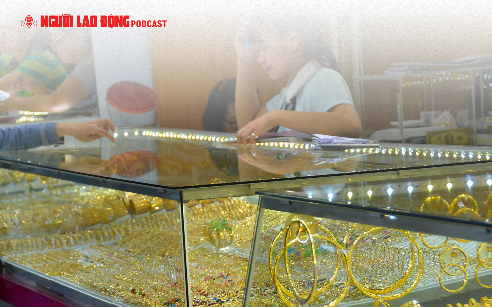 Gi&aacute; v&agrave;ng lao dốc, 