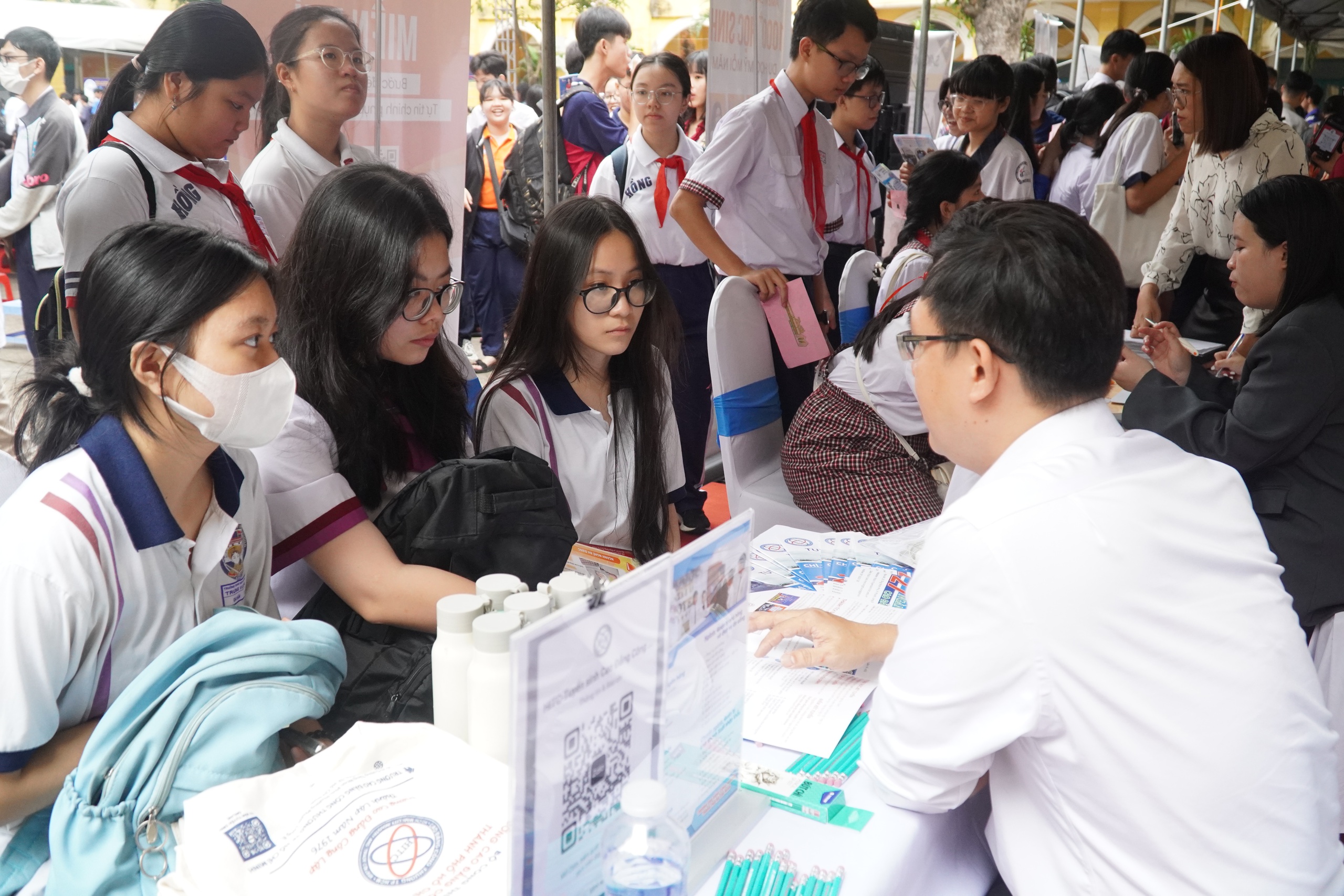 Học sinh TP HCM hỏi "thả ga" tại ng&agrave;y hội hướng nghiệp - Ảnh 3.