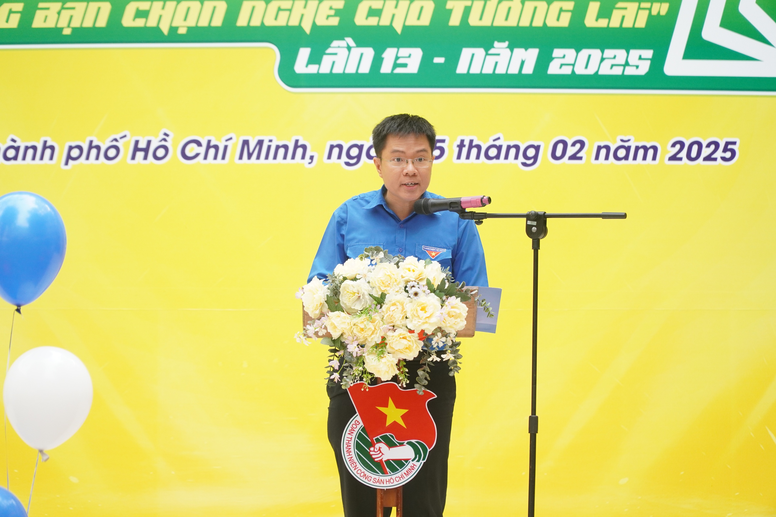 Học sinh TP HCM hỏi "thả ga" tại ng&agrave;y hội hướng nghiệp - Ảnh 2.