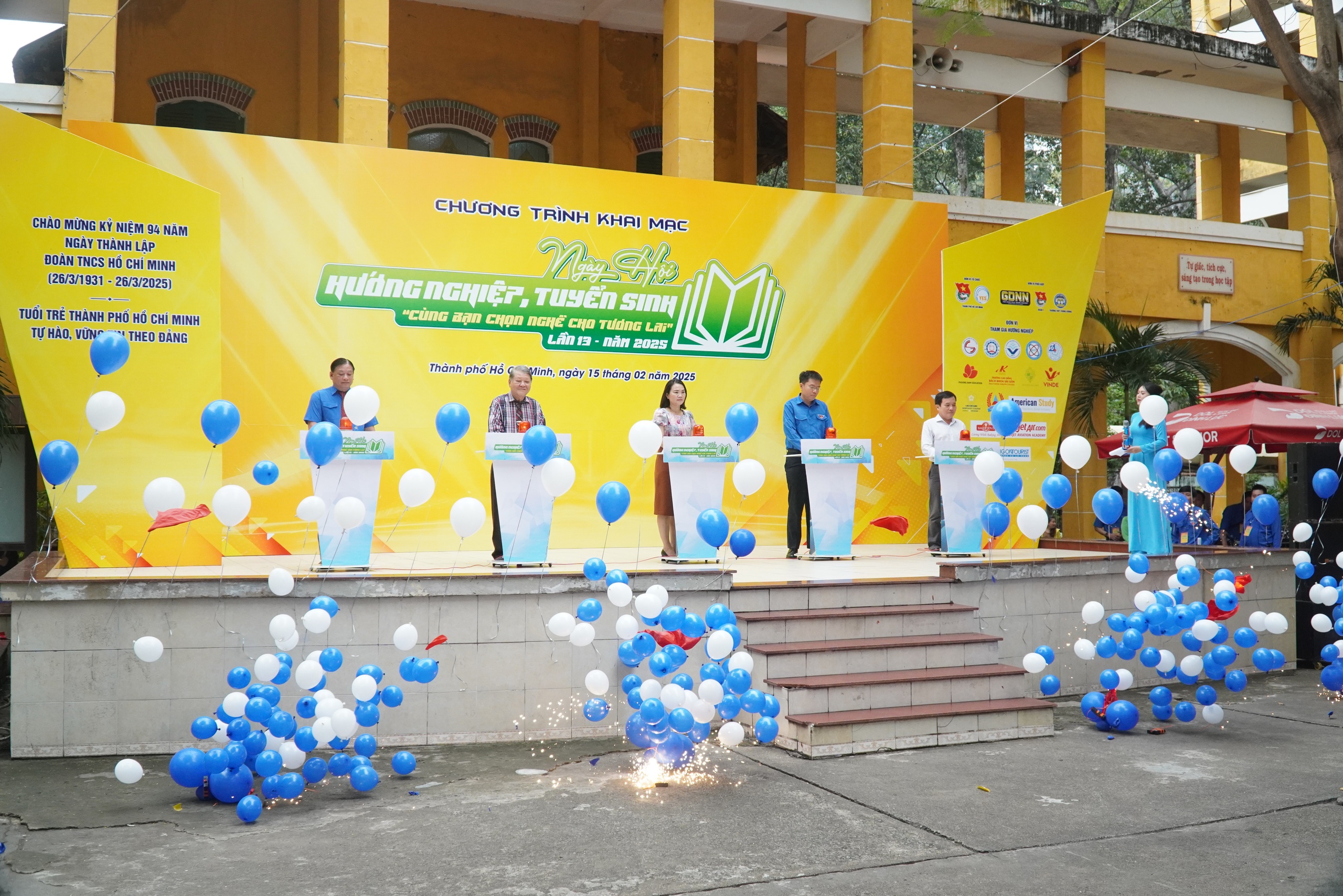 Học sinh TP HCM hỏi "thả ga" tại ng&agrave;y hội hướng nghiệp - Ảnh 1.