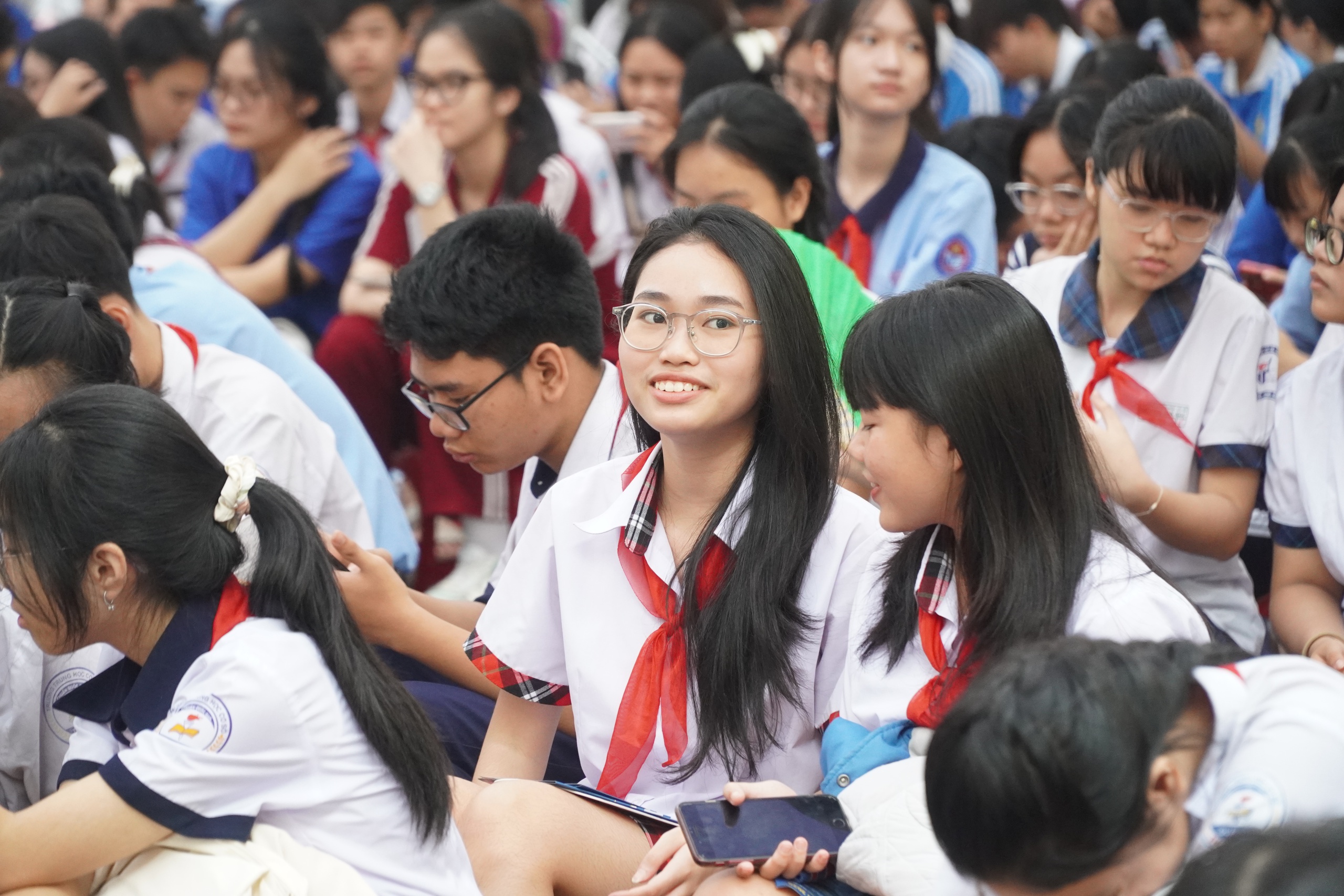 Học sinh TP HCM hỏi "thả ga" tại ng&agrave;y hội hướng nghiệp - Ảnh 8.