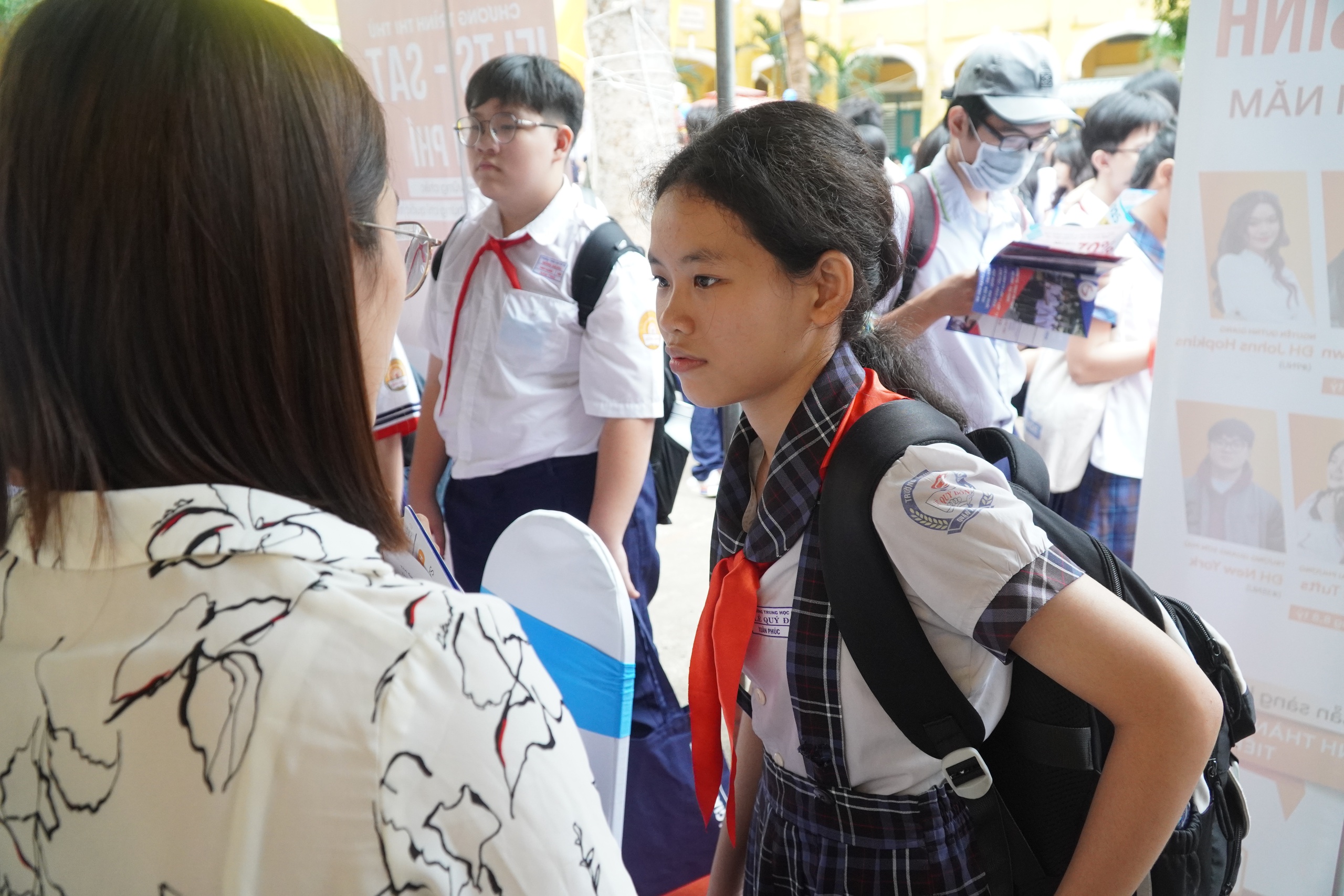 Học sinh TP HCM hỏi "thả ga" tại ng&agrave;y hội hướng nghiệp - Ảnh 5.