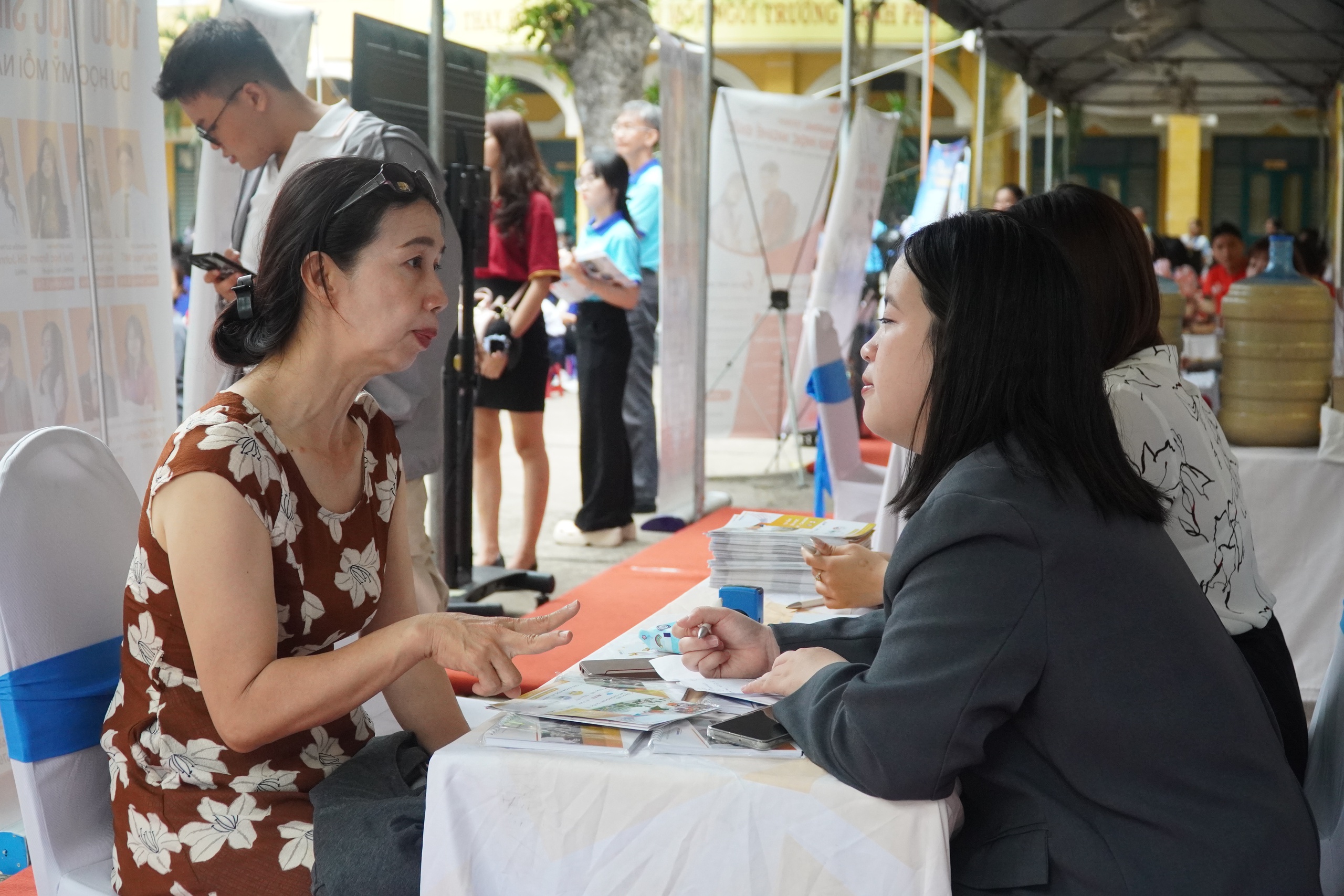 Học sinh TP HCM hỏi "thả ga" tại ng&agrave;y hội hướng nghiệp - Ảnh 4.