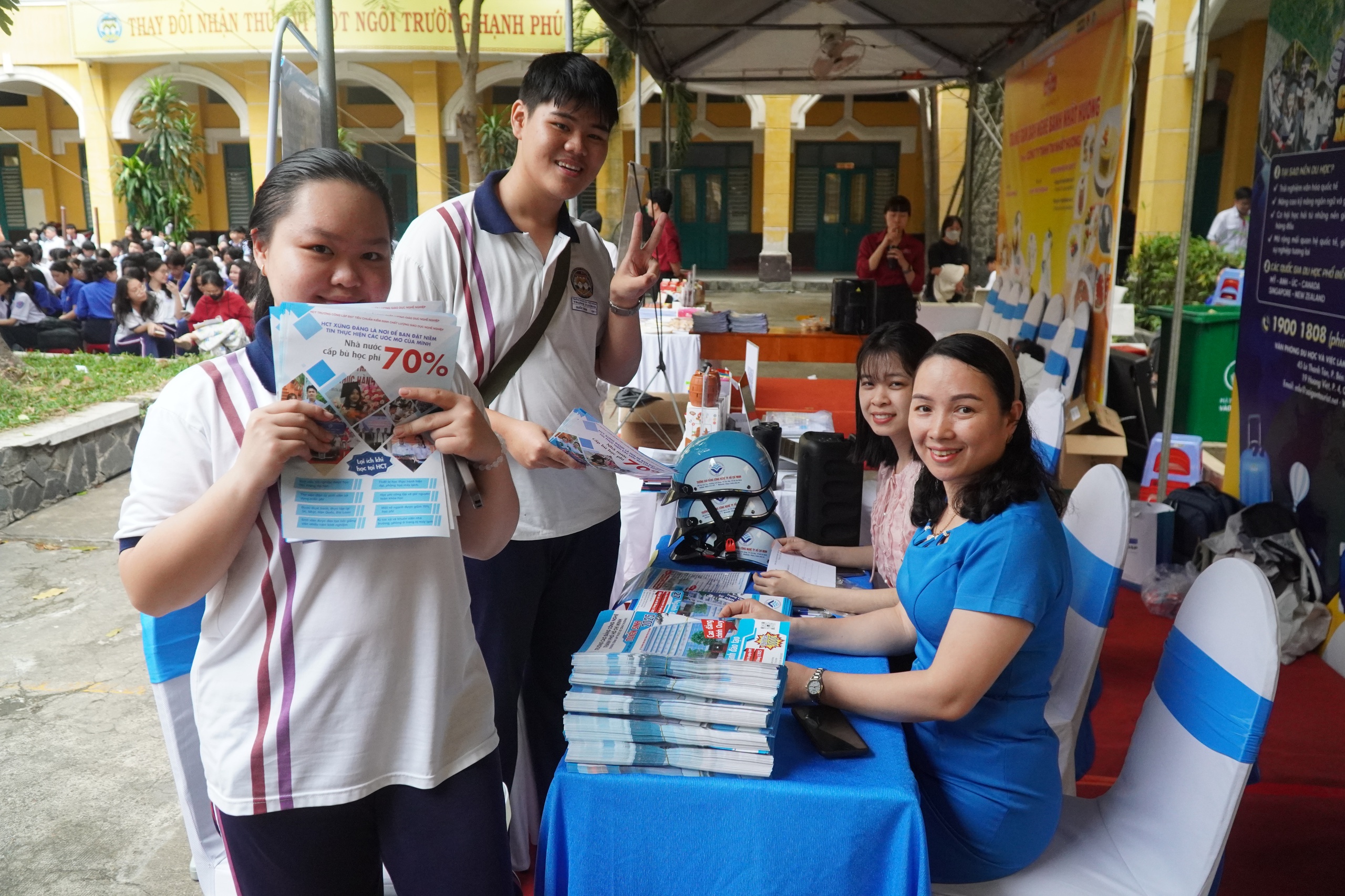 Học sinh TP HCM hỏi "thả ga" tại ng&agrave;y hội hướng nghiệp - Ảnh 6.