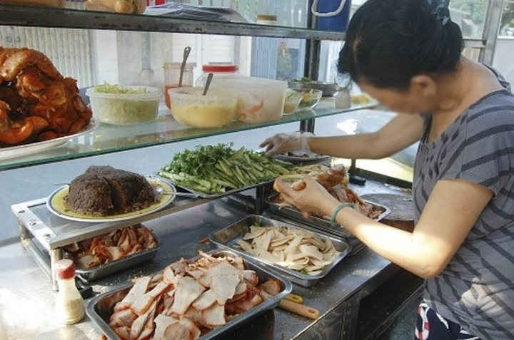Kh&ocirc;ng d&ugrave;ng găng tay khi b&aacute;n thực phẩm ch&iacute;n sẽ bị phạt tiền triệu- Ảnh 2.