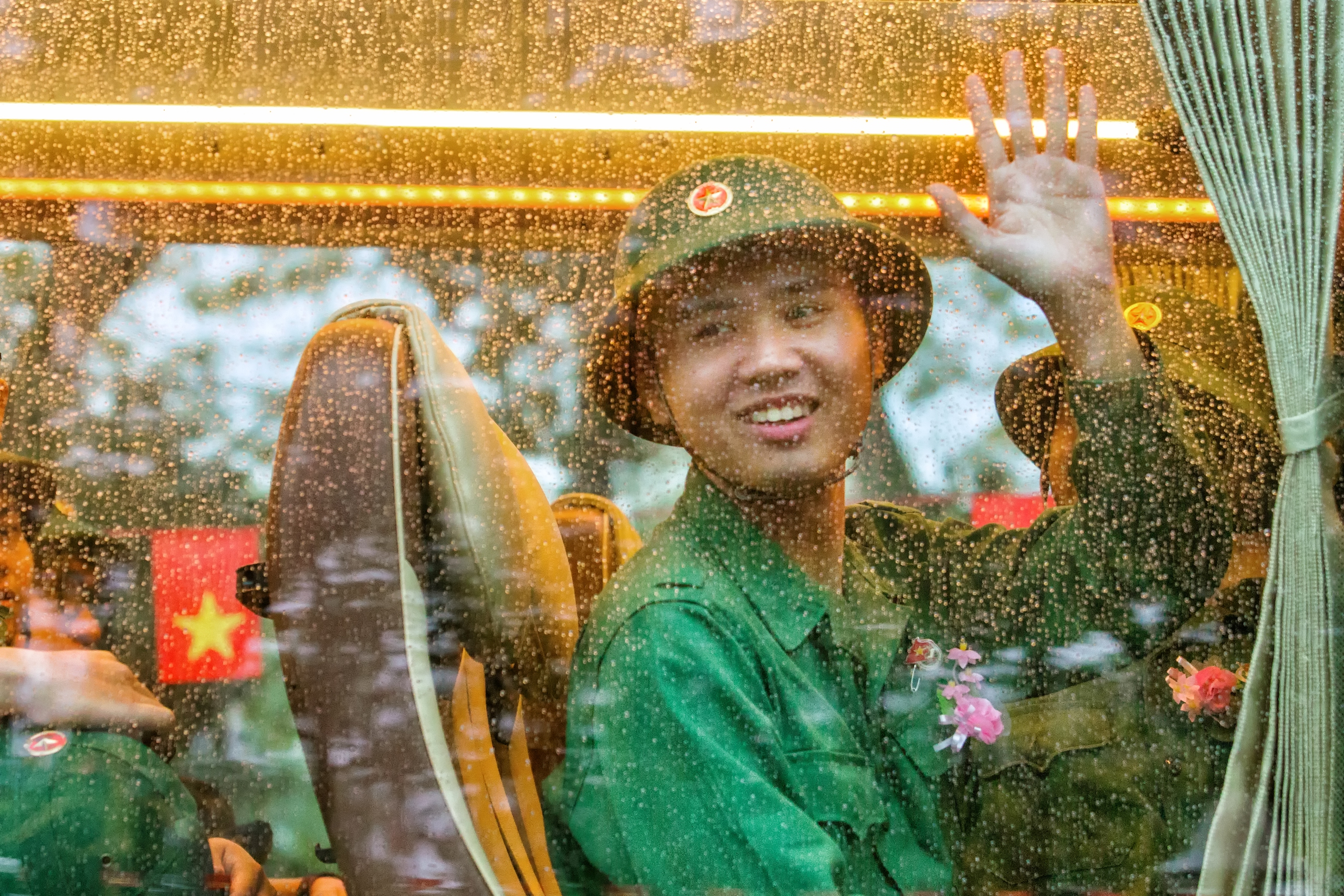 Niềm vui ngày tòng quân. Ảnh: NGUYỄN MẠNH CƯỜNG