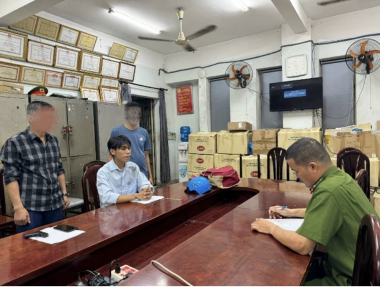 Li&ecirc;n tiếp bị cướp, khuyến c&aacute;o của c&ocirc;ng an m&agrave; chủ tiệm v&agrave;ng cần biết- Ảnh 3.
