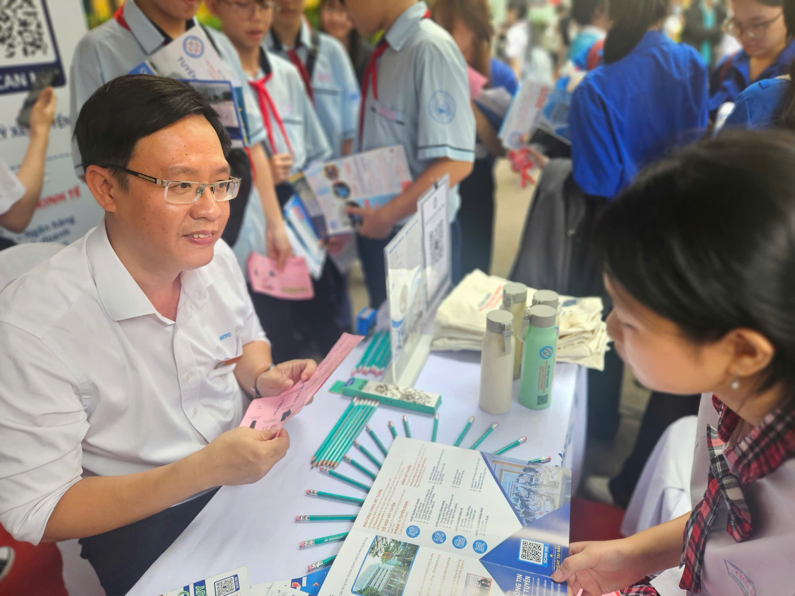 Học sinh TP HCM hỏi "thả ga" tại ng&agrave;y hội hướng nghiệp - Ảnh 7.