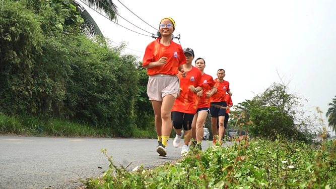 Các vận động viên chạy thử những cự ly Giải Half-marathon “Tự hào Tổ quốc tôi” lần 2 năm 2025 sáng 15-2 Ảnh: THANH LONG