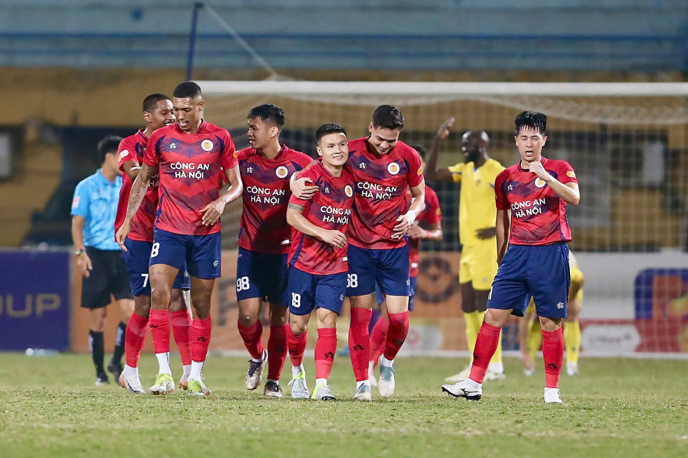 V-League 2024-2025: Ứng vi&ecirc;n v&ocirc; địch g&acirc;y thất vọng- Ảnh 1.
