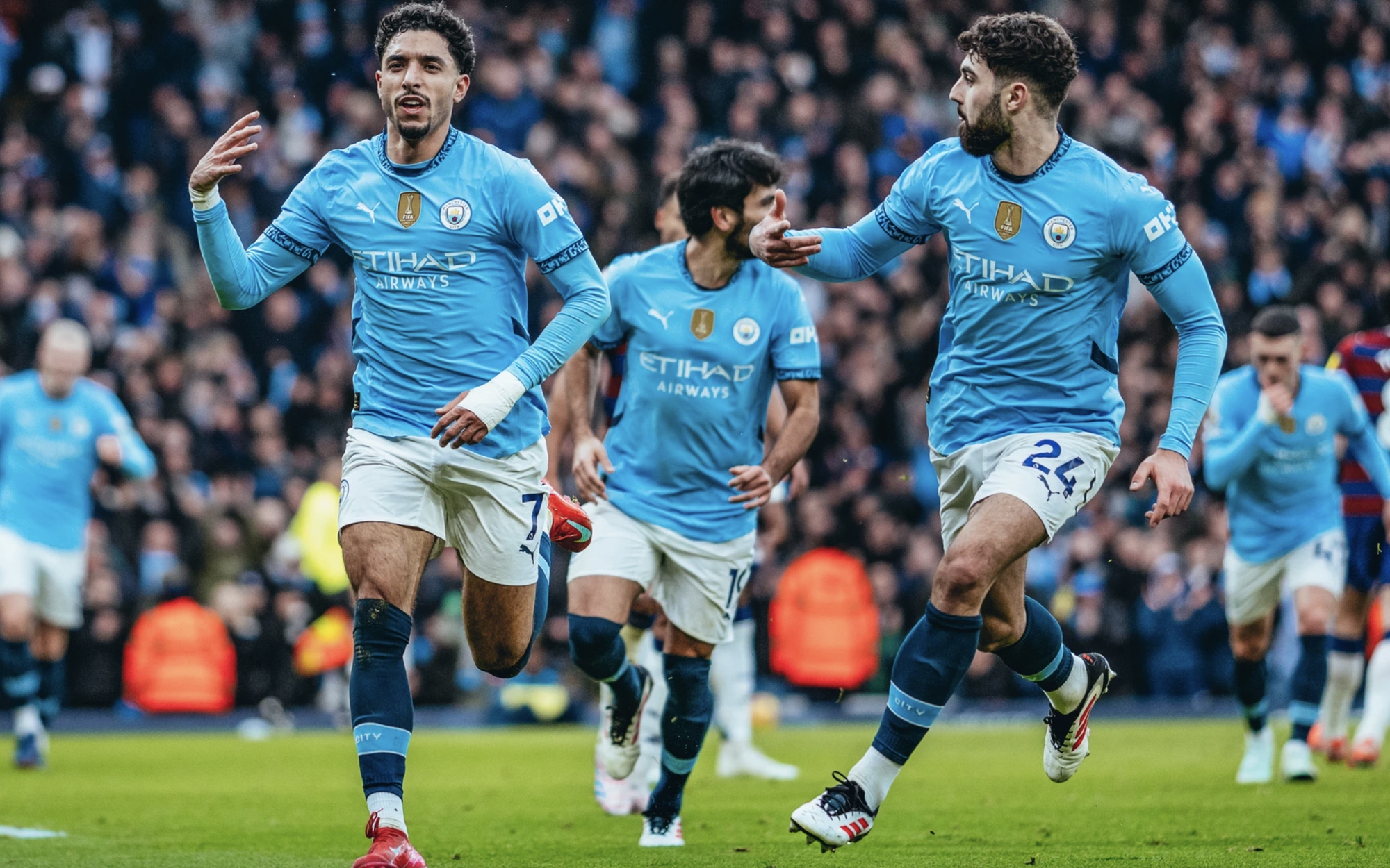Pep Guardiola nhận bằng tiến sĩ danh dự Đại học Manchester trước ng&agrave;y sang Mỹ - Ảnh 3.