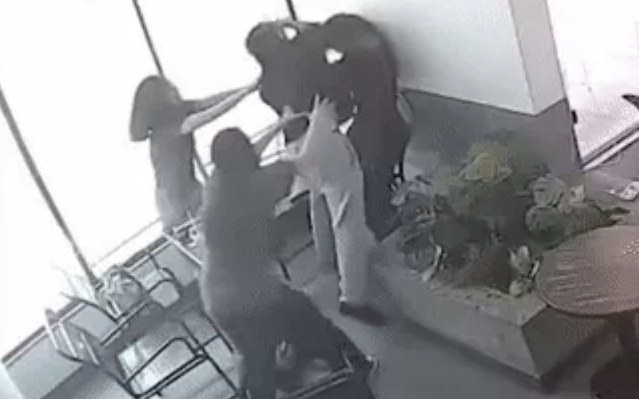 C&ocirc; g&aacute;i bị người y&ecirc;u đ&aacute;nh d&atilde; man trong qu&aacute;n c&agrave; ph&ecirc; ở TP HCM