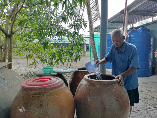 Người d&acirc;n trữ nước mưa để d&agrave;nh sử dụng trong những th&aacute;ng hạn, mặn khắc nghiệt Ảnh: V&Acirc;N DU
