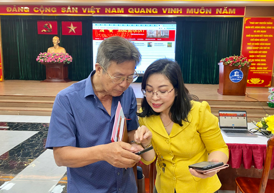 Sổ tay điện tử Xây dựng Đảng được Ban Tuyên giáo Quận ủy quận 1, TP HCM đưa v&agrave;o sử dụng để nhanh ch&oacute;ng phổ biến c&aacute;c chủ trương của Đảng tới cơ sởẢnh: PHAN ANH