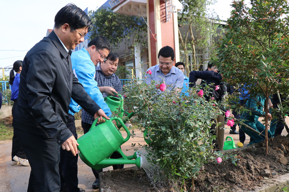 Lãnh đạo TP Huế và Thành Đoàn Huế tưới cây, trồng hoa hưởng ứng phong trào “Ngày chủ nhật xanh” Ảnh: TTXVN