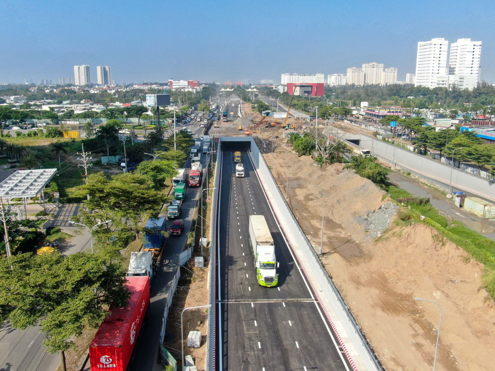 Hầm chui Nguyễn Văn Linh - Nguyễn Hữu Thọ. Ảnh: HO&Agrave;NG TRIỀU