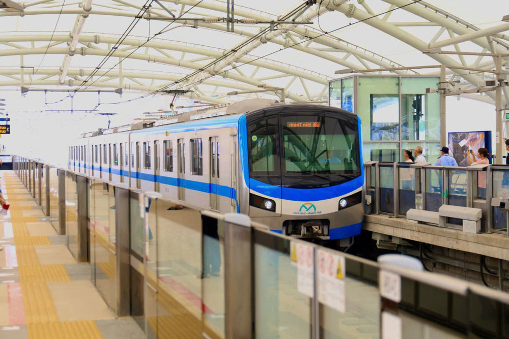 Metro số 1 được h&agrave;ng ng&agrave;n người d&acirc;n lựa chọn l&agrave; phương tiện di chuyển mỗi ng&agrave;y. Ảnh: NGỌC QU&Yacute;
