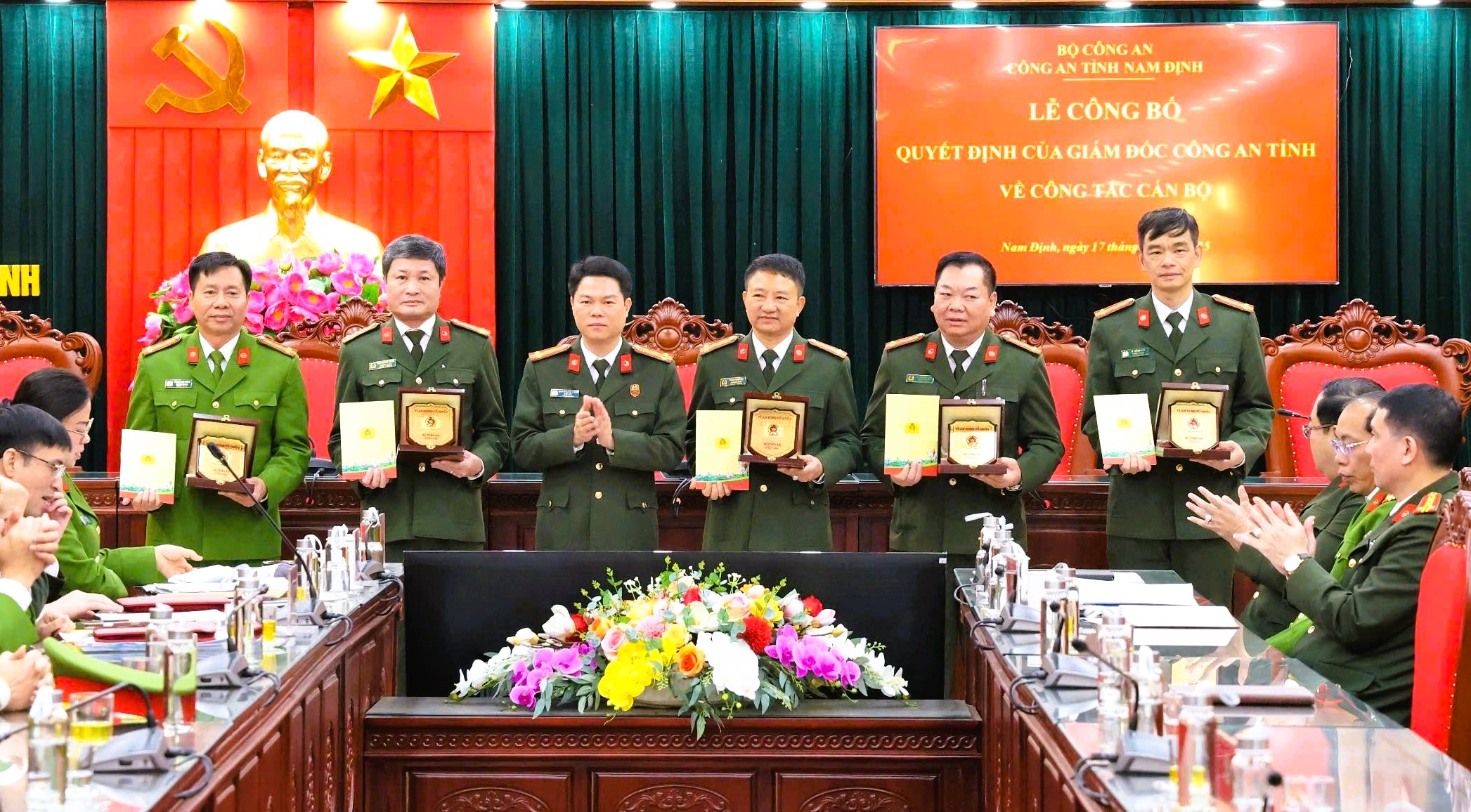 13 l&atilde;nh đạo cấp ph&ograve;ng, cấp huyện C&ocirc;ng an 1 tỉnh xin nghỉ hưu trước tuổi- Ảnh 1.