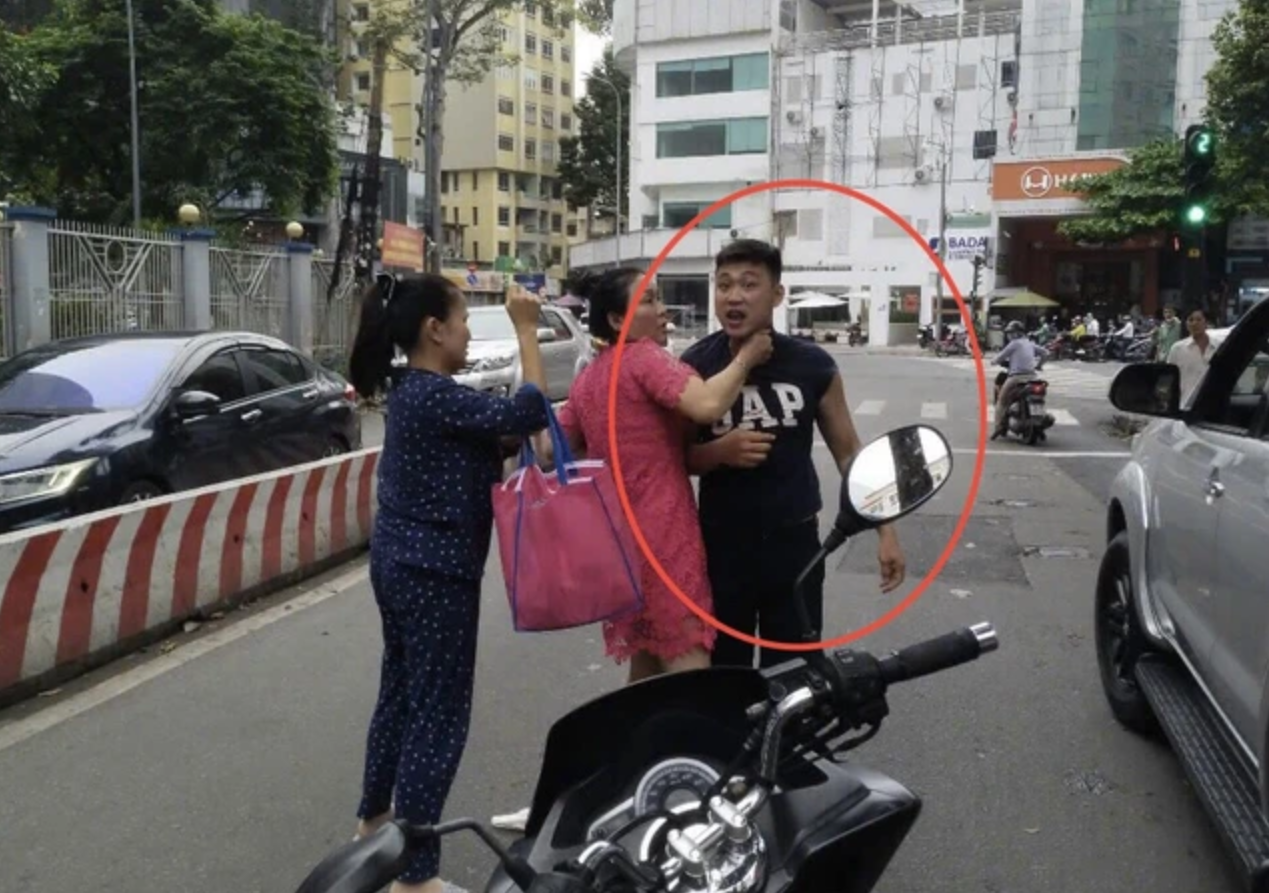 Truy tố &ocirc;ng bố trẻ đ&aacute;nh người sau va chạm trước Bệnh viện Từ Dũ- Ảnh 1.