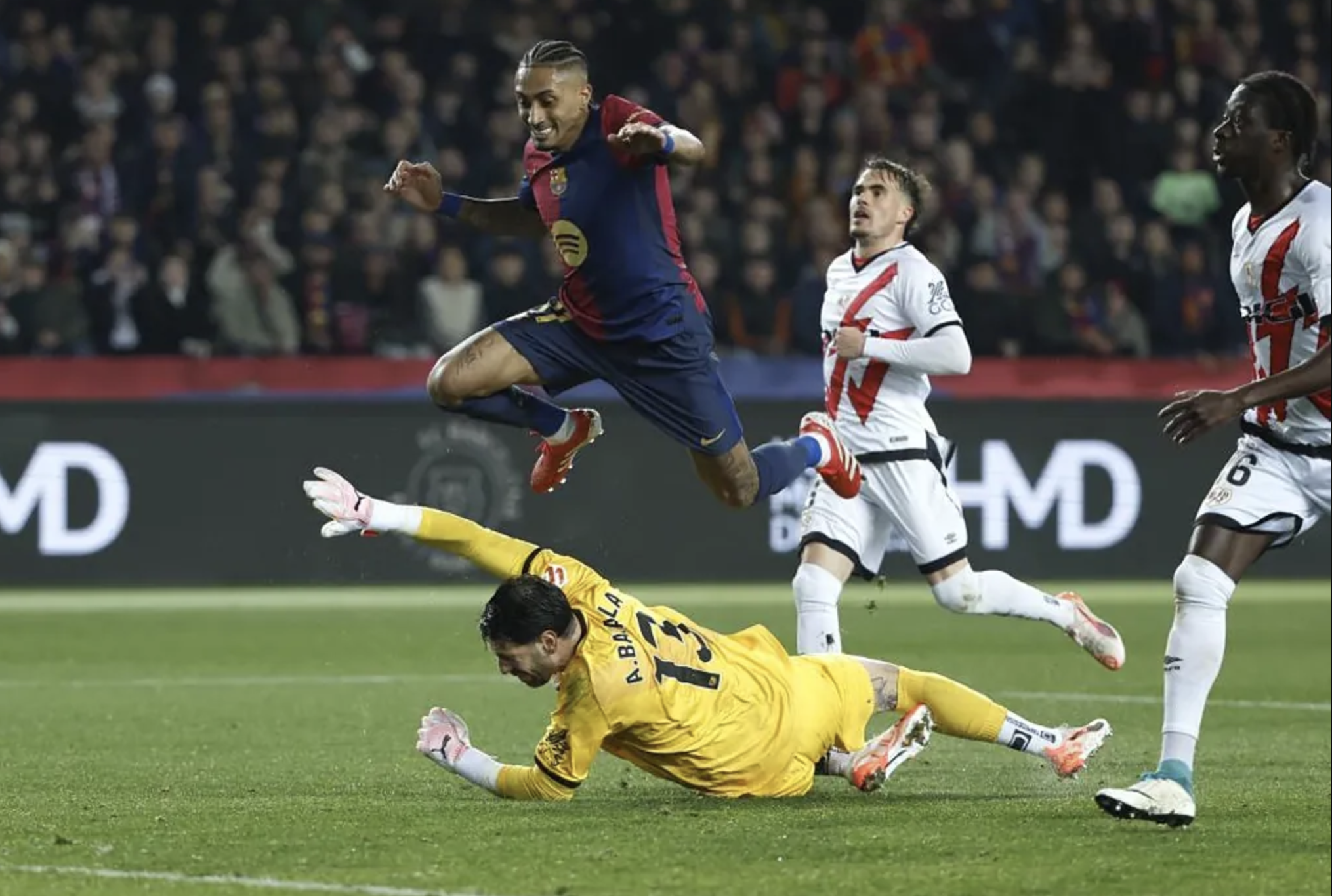 Thắng chật vật Vallecano, Barcelona trở lại ng&ocirc;i đầu La Liga- Ảnh 1.