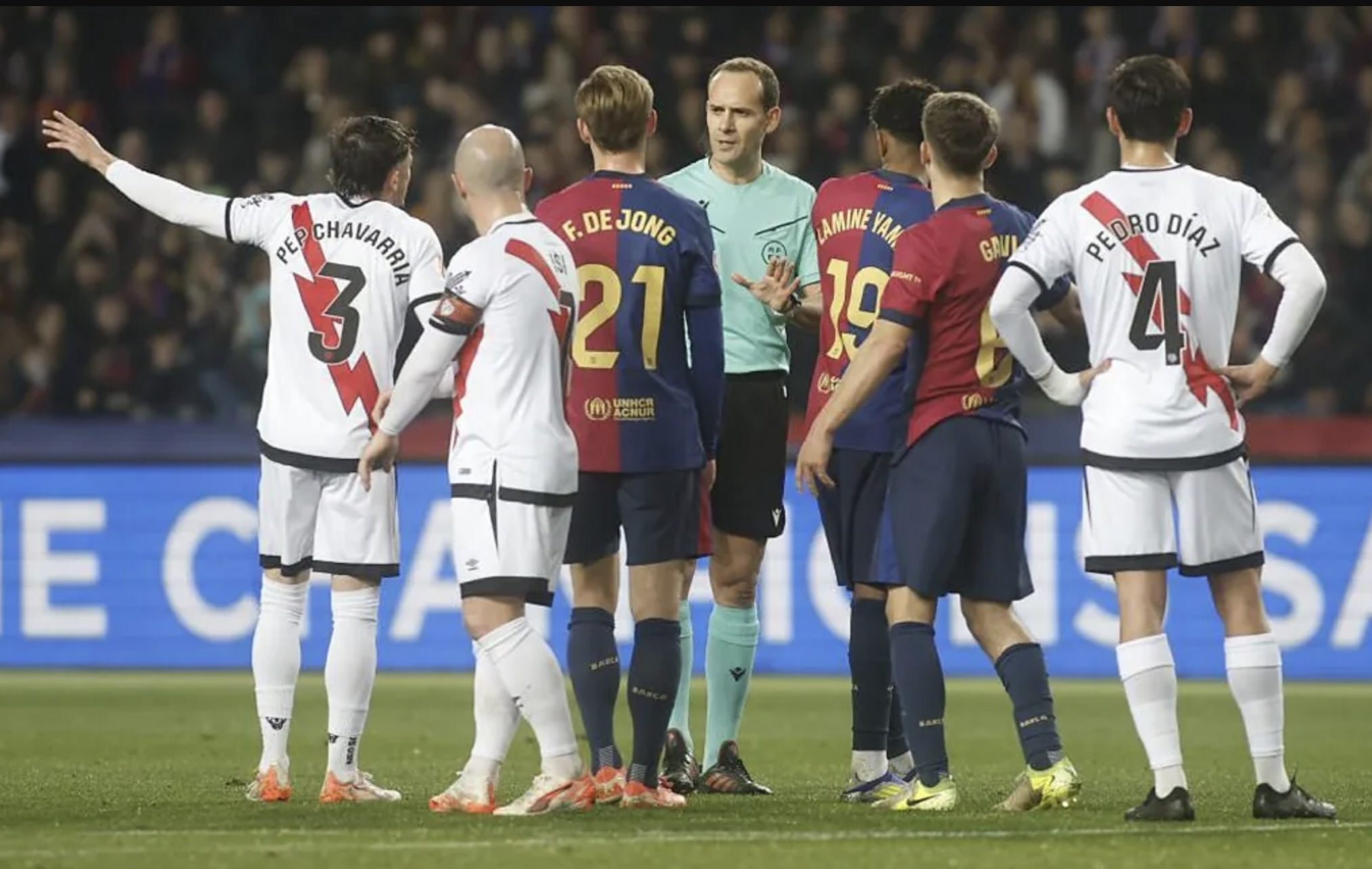 Thắng chật vật Vallecano, Barcelona trở lại ng&ocirc;i đầu La Liga- Ảnh 2.