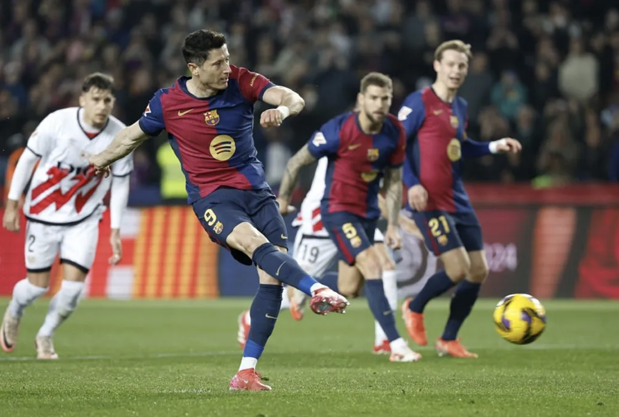 Thắng chật vật Vallecano, Barcelona trở lại ng&ocirc;i đầu La Liga- Ảnh 3.