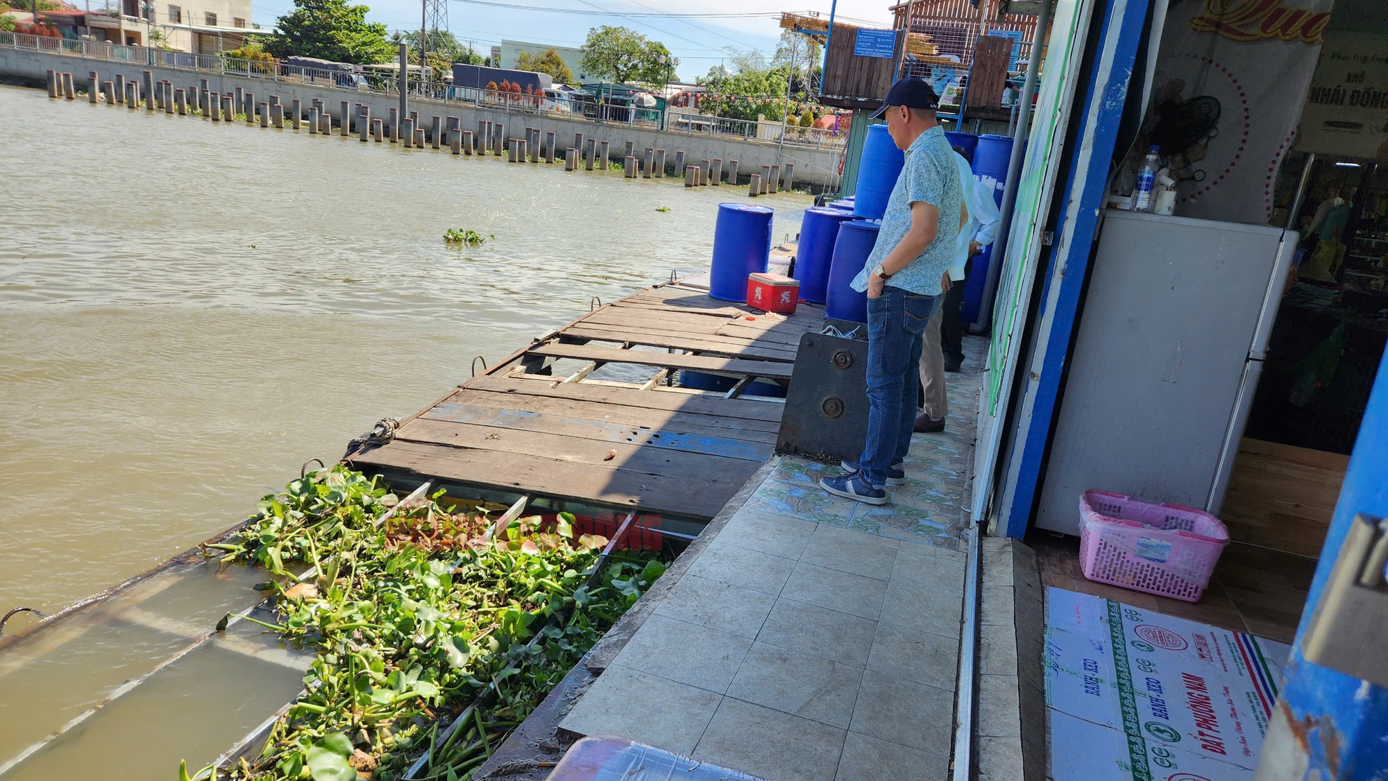 VIDEO: Chủ cơ sở ph&acirc;n trần vụ sập mũi nh&agrave; b&egrave;, nhiều người rơi xuống s&ocirc;ng ở chợ nổi C&aacute;i Răng- Ảnh 2.