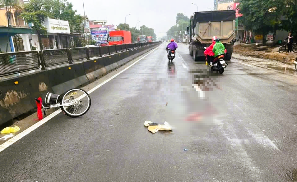 Chuyển hướng thiếu quan s&aacute;t, một học sinh bị xe đầu k&eacute;o t&ocirc;ng tử vong khi đi học về- Ảnh 1.