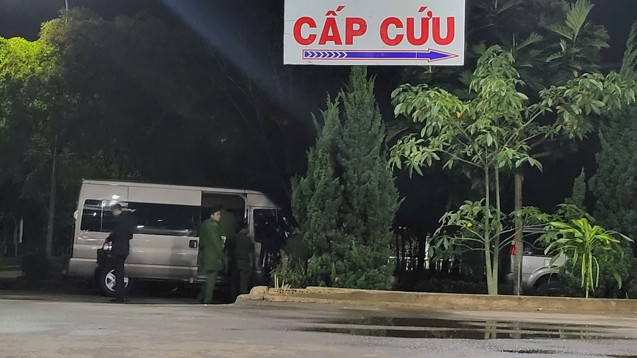 C&ocirc;ng an đến l&agrave;m việc tại Bệnh viện II L&acirc;m Đồng trong đ&ecirc;m- Ảnh 1.