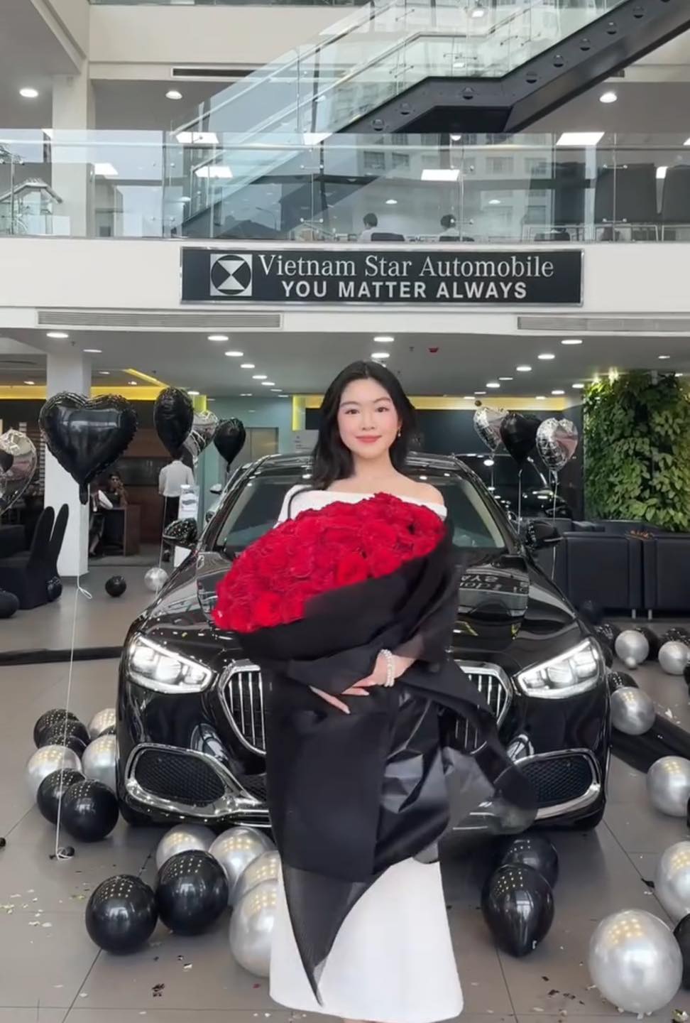 Con gái Quyền Linh mua xe hơn 8 tỉ ở tuổi 19 gây tranh cãi, vì sao?
- Ảnh 2.