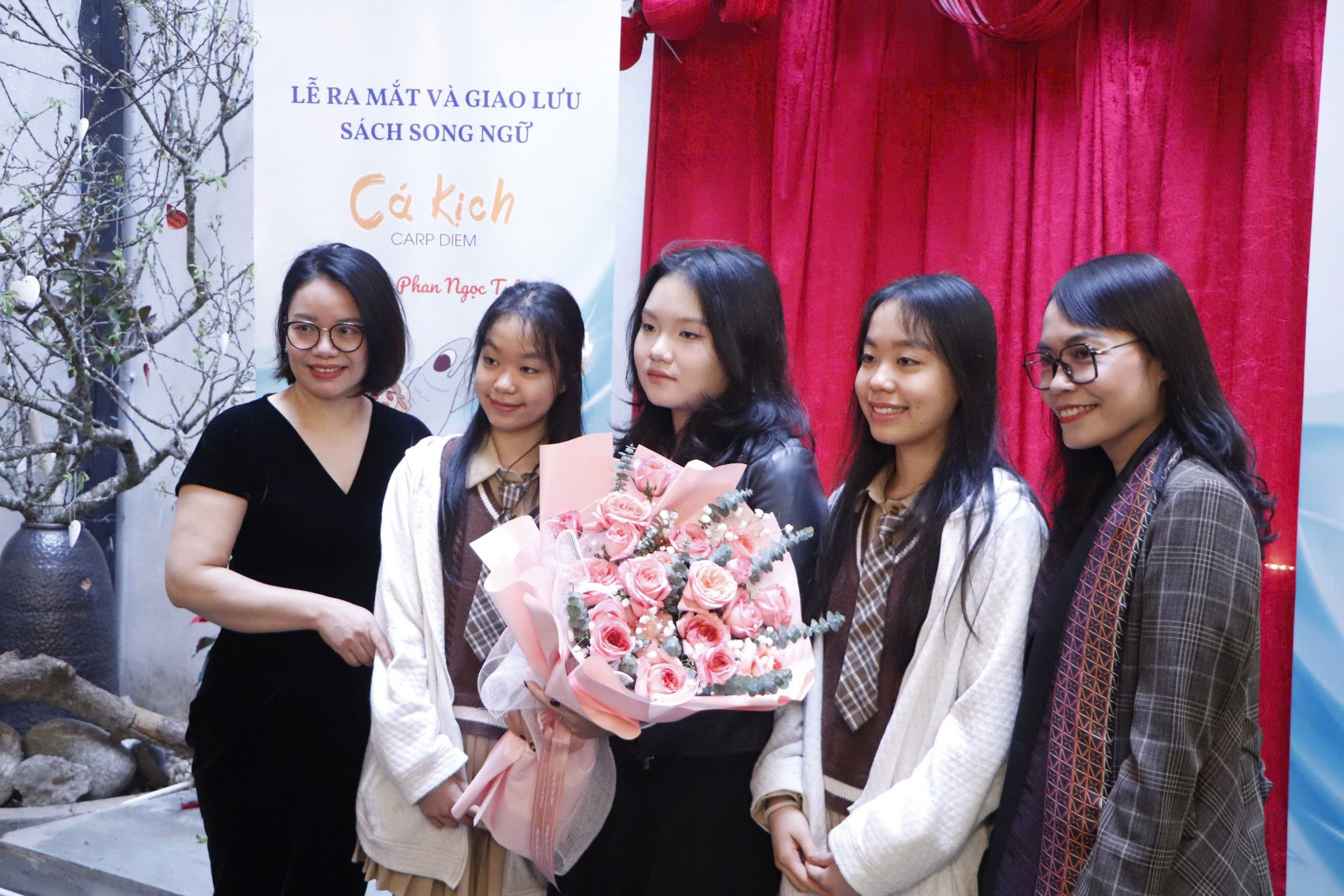 Nữ sinh lớp 12 s&aacute;ng t&aacute;c truyện song ngữ Anh - Việt- Ảnh 2.