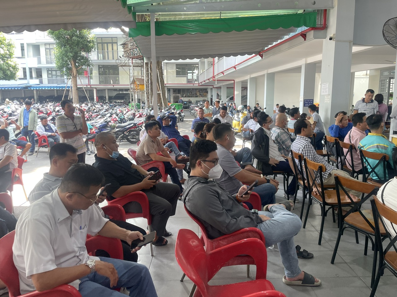 CLIP: Người d&acirc;n TP HCM đổ x&ocirc; đi đổi giấy ph&eacute;p l&aacute;i xe- Ảnh 3.