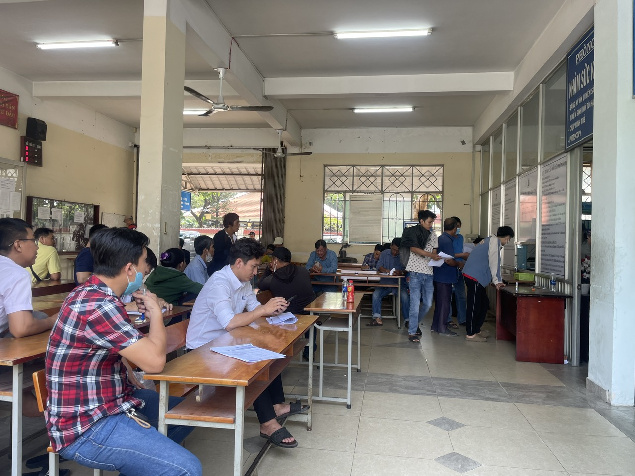 CLIP: Người d&acirc;n TP HCM đổ x&ocirc; đi đổi giấy ph&eacute;p l&aacute;i xe- Ảnh 4.