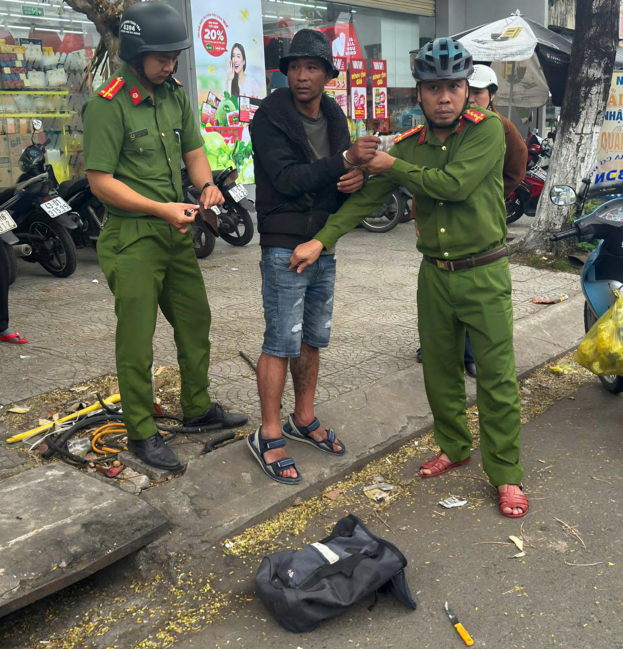 T&agrave;i xế Grab bị đ&acirc;m trước cổng Bến xe Đ&agrave; Nẵng- Ảnh 1.