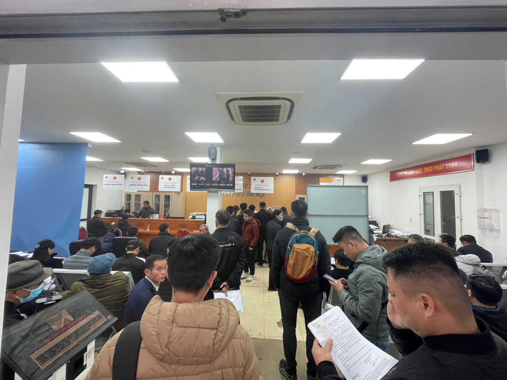 Rất đ&ocirc;ng người d&acirc;n đến trụ sở Sở GTVT TP H&agrave; Nội để l&agrave;m thủ tục cấp, đổi GPLX. Ảnh: NGUYỄN HƯỞNG