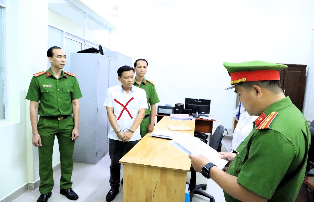 Bắt tạm giam 1 c&aacute;n bộ &ldquo;bảo k&ecirc;&rdquo; x&acirc;y dựng tr&aacute;i ph&eacute;p- Ảnh 1.