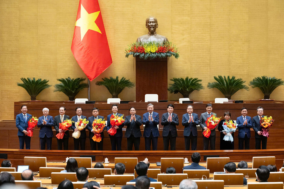 Tổng B&iacute; thư T&ocirc; L&acirc;m, Chủ tịch nước Lương Cường, Thủ tướng Ch&iacute;nh phủ Phạm Minh Ch&iacute;nh, Chủ tịch Quốc hội Trần Thanh Mẫn, tặng hoa ch&uacute;c mừng 2 t&acirc;n Ph&oacute; Chủ tịch QH c&ugrave;ng c&aacute;c Ủy vi&ecirc;n UBTVQH. Ảnh: L&Acirc;M HIỂN