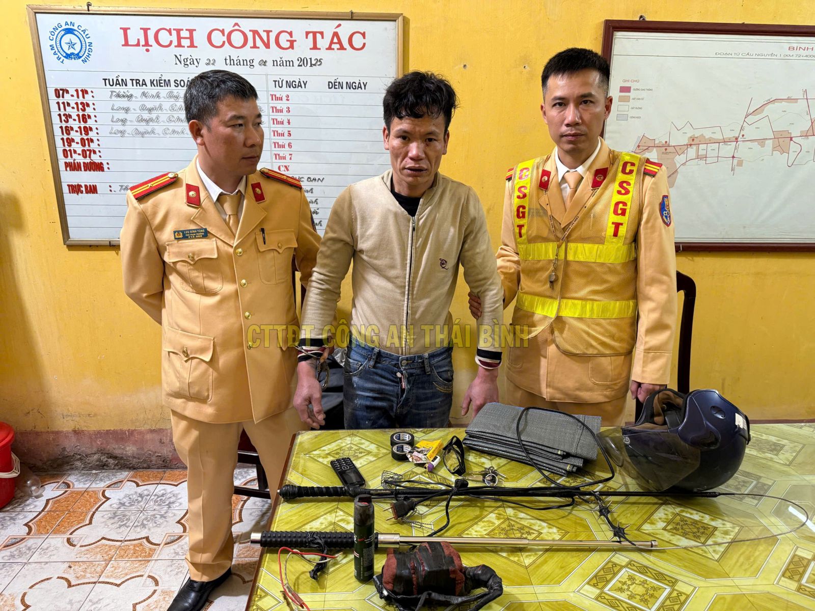 Kẻ trộm ch&oacute; d&ugrave;ng b&igrave;nh xịt hơi cay tấn c&ocirc;ng CSGT- Ảnh 1.