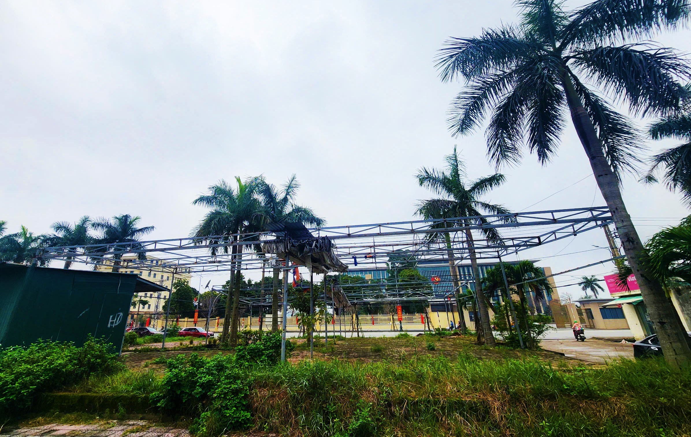 Khu đất "v&agrave;ng" bỏ hoang trước trụ sở Tỉnh ủy Quảng B&igrave;nh hơn 10 năm - Ảnh 3.
