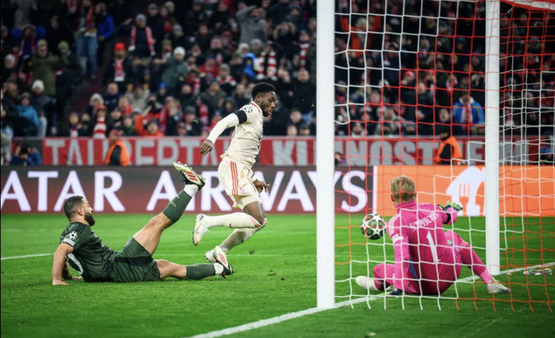 Hậu vệ h&oacute;a người h&ugrave;ng, Bayern Munich l&aacute;ch khe cửa hẹp v&agrave;o v&ograve;ng 1/8 Champions League- Ảnh 2.
