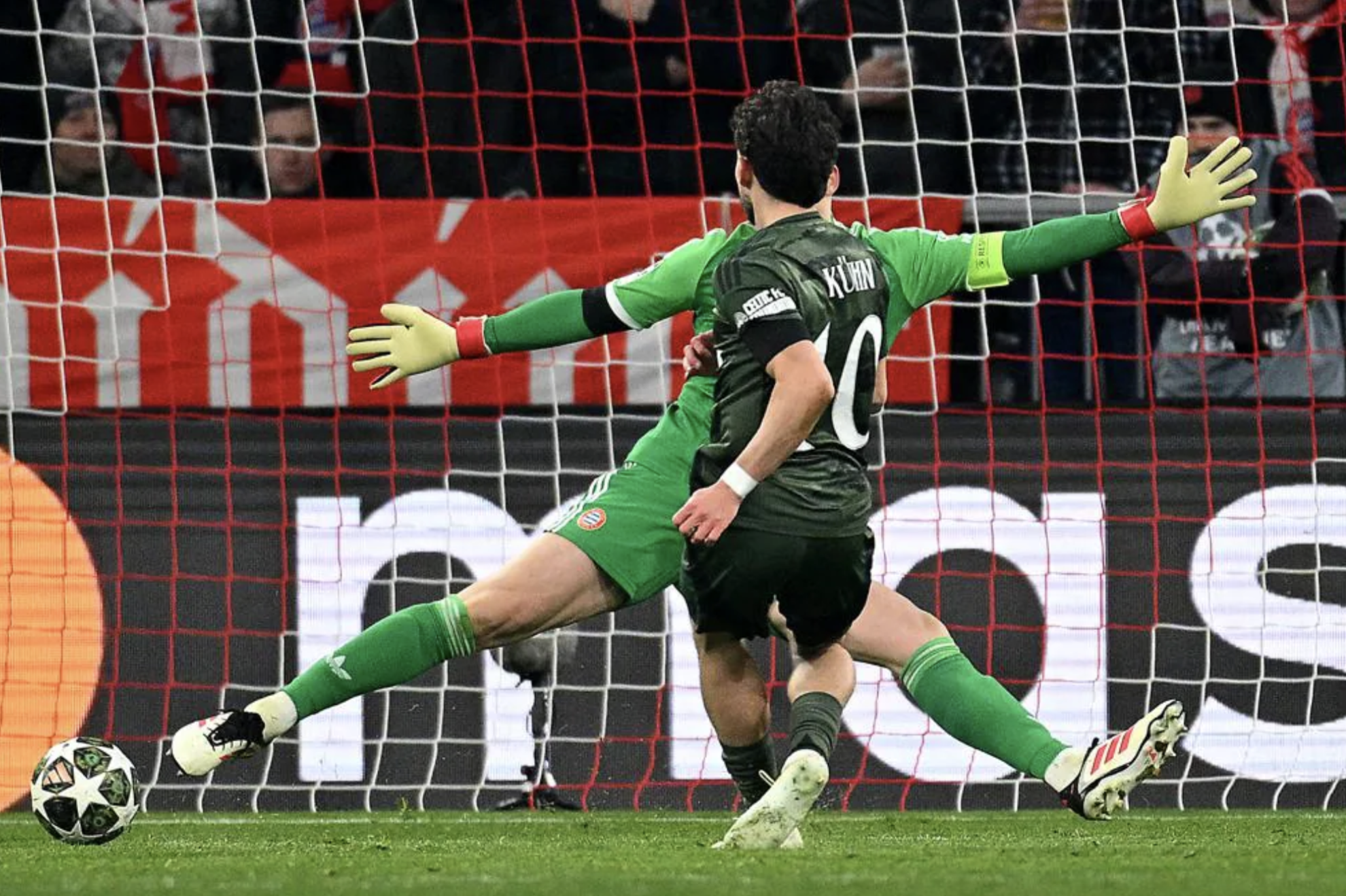 Hậu vệ h&oacute;a người h&ugrave;ng, Bayern Munich l&aacute;ch khe cửa hẹp v&agrave;o v&ograve;ng 1/8 Champions League- Ảnh 7.