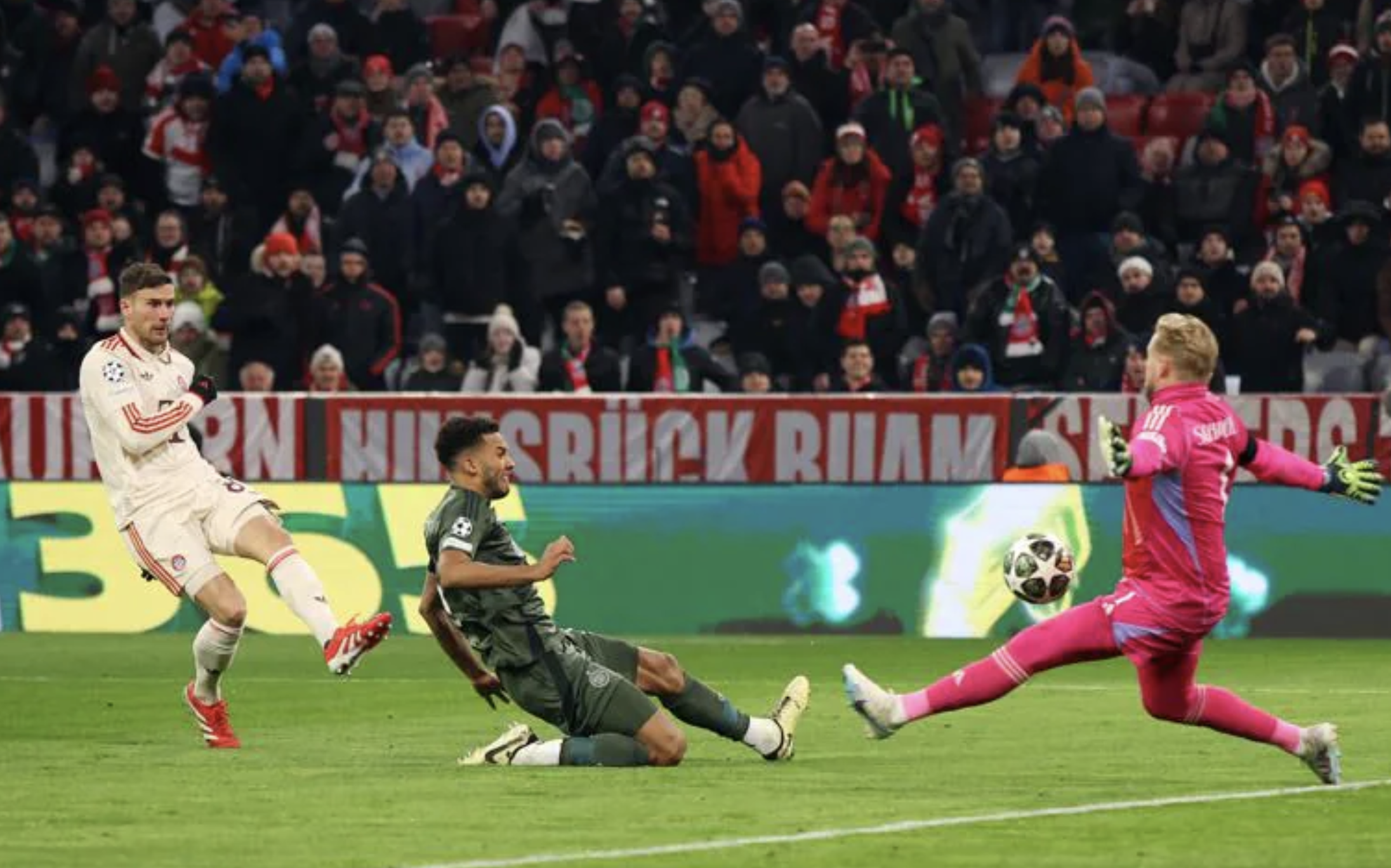 Hậu vệ h&oacute;a người h&ugrave;ng, Bayern Munich l&aacute;ch khe cửa hẹp v&agrave;o v&ograve;ng 1/8 Champions League- Ảnh 1.