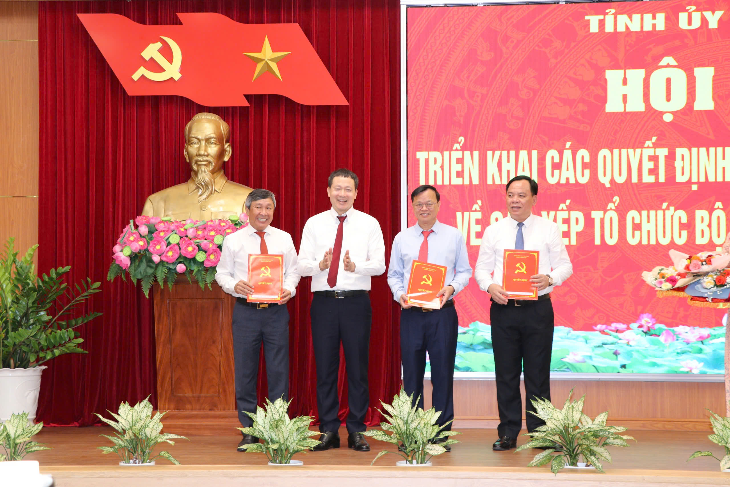 Đồng Nai c&ocirc;ng bố c&aacute;c quyết định về tinh gọn bộ m&aacute;y v&agrave; điều động, bổ nhiệm c&aacute;n bộ chủ chốt- Ảnh 1.