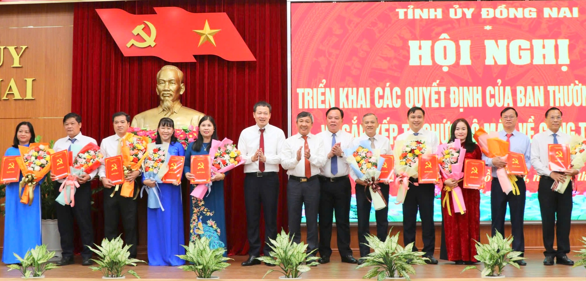 Đồng Nai c&ocirc;ng bố c&aacute;c quyết định về tinh gọn bộ m&aacute;y v&agrave; điều động, bổ nhiệm c&aacute;n bộ chủ chốt- Ảnh 4.