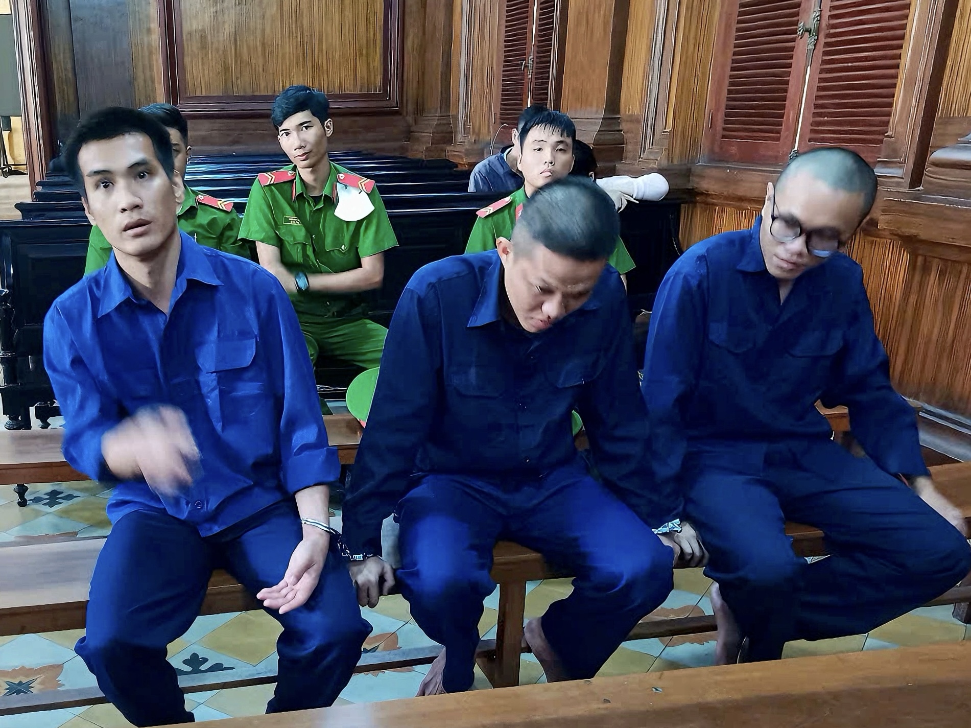 4 nh&acirc;n vi&ecirc;n qu&aacute;n karaoke đ&aacute;nh 2 kh&aacute;ch thương tật v&igrave; kh&ocirc;ng trả tiền boa- Ảnh 1.