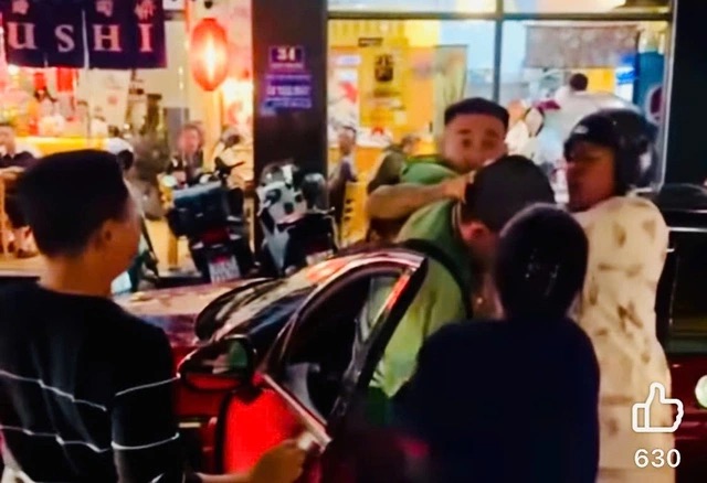 Nhường đường, t&agrave;i xế Grab vẫn bị thanh ni&ecirc;n xăm trổ đi &ocirc; t&ocirc; h&agrave;nh hung- Ảnh 1.