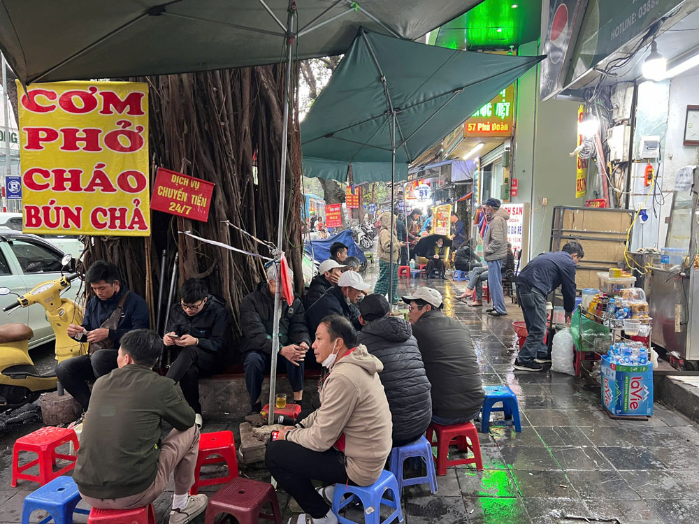 Vỉa hè TP Hà Nội bị chiếm dụng bán hàng