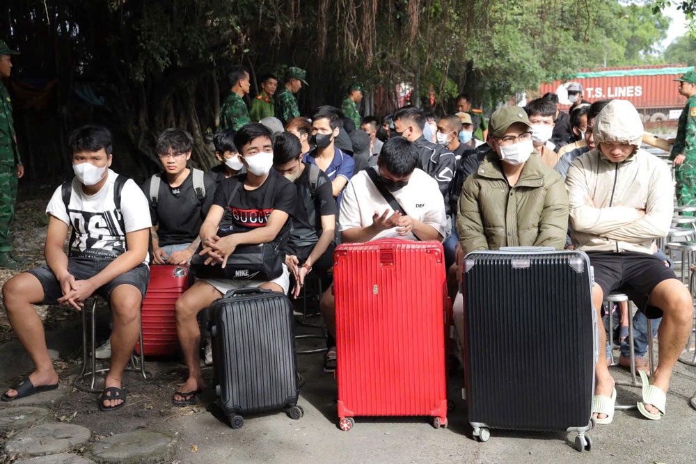 C&ocirc;ng an tỉnh T&acirc;y Ninh tiếp nhận h&agrave;ng trăm nạn nh&acirc;n bị lừa b&aacute;n sang Campuchia với thủ đoạn &ldquo;việc nhẹ lương cao&rdquo; (Ảnh do cơ quan c&ocirc;ng an cung cấp)