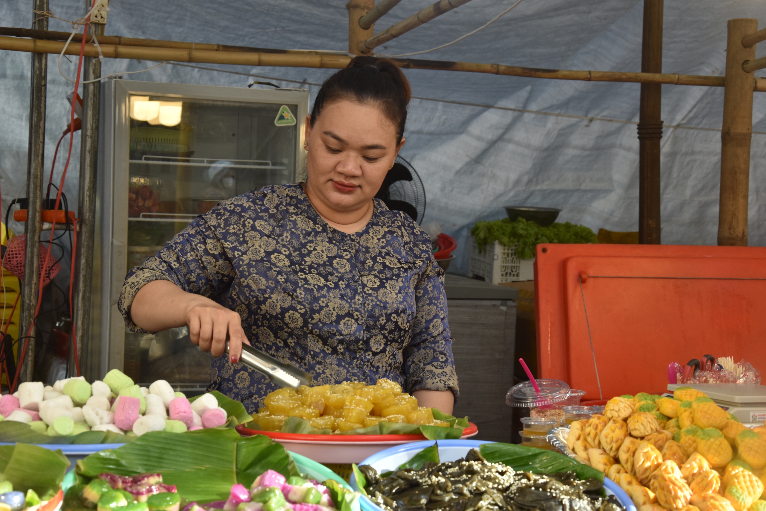 VIDEO: H&agrave;ng ng&agrave;n người tham gia "đại tiệc" b&aacute;nh d&acirc;n gian ở Bạc Li&ecirc;u- Ảnh 10.