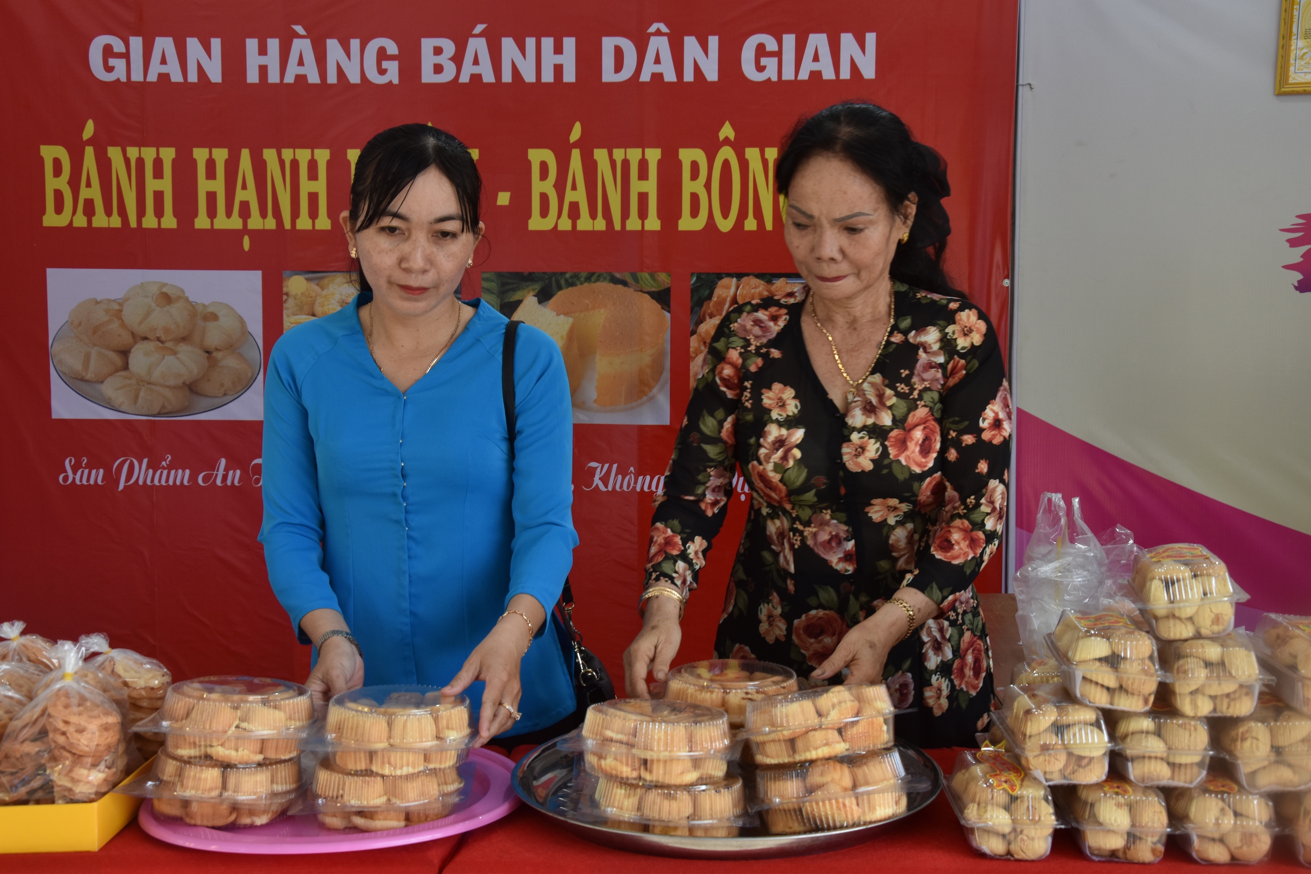 VIDEO: H&agrave;ng ng&agrave;n người tham gia "đại tiệc" b&aacute;nh d&acirc;n gian ở Bạc Li&ecirc;u- Ảnh 11.